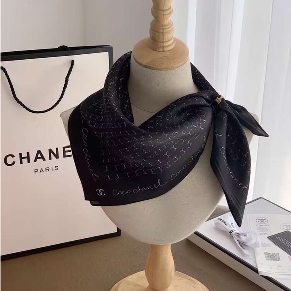 CHANEL Glossy Black Sandals - Picture 2 of 6